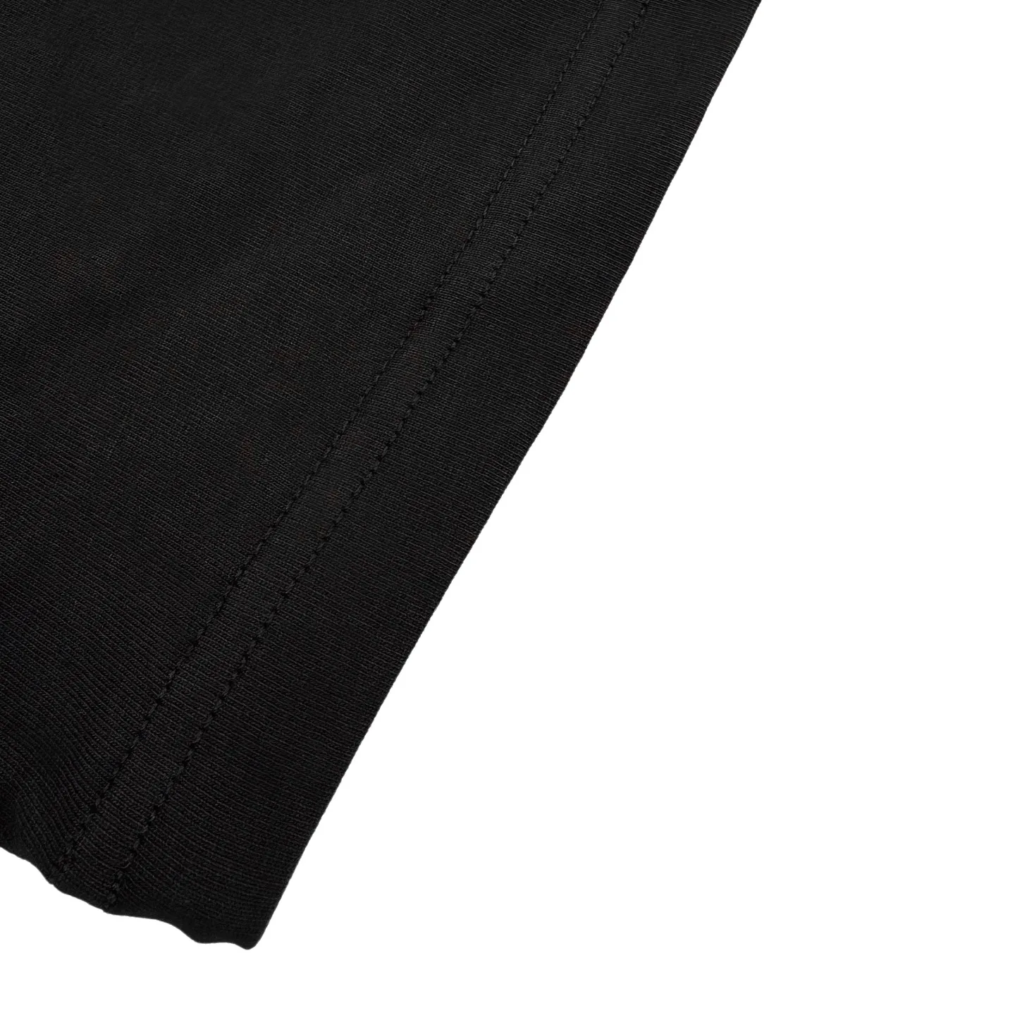 Lacoste crocodile logo short sleeves (Black) The fabric is made of custom combed smooth plain cotton. Smooth and soft. Comfortable. Breathable. Soft black with a sense of breathing. Not heavy and unobtrusive. Use the calmest tones to interpret French relaxation. The iconic small crocodile comes to mind. On the canvas of pure black T, it outlines a low-key edge with a vivid attitude. Cut out the redundant and simplify it. Use Black as the base and green crocodile as the print. It shows the texture and brand heritage in a low-key manner. It adopts the stamping process to make independent embroidered stamps through computer embroidery, and then positions them and sews them to fix it on the clothes. It has a strong three-dimensional effect, is strong and washable, has stable quality, and the fabrics have been washed with enzymes. It has a better hand feel and texture. It is not easy to deform, shrink or fade, and maintains long-term beauty. Size:S-M-L-XL